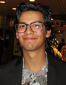 How tall is Xolo Maridueña?